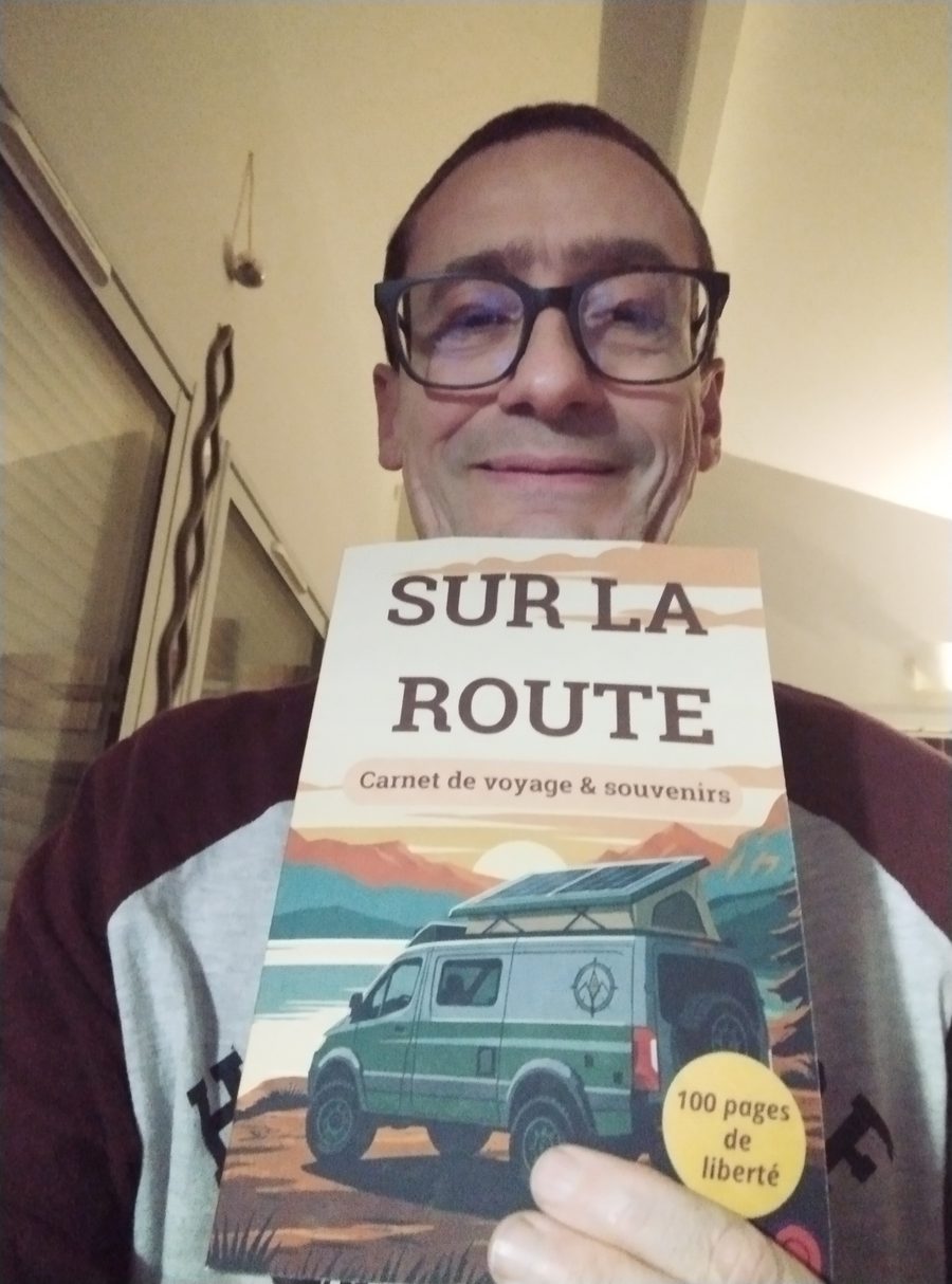 Zeylan Korth tenant le carnet « Sur la route — Carnet de voyage & de souvenirs »